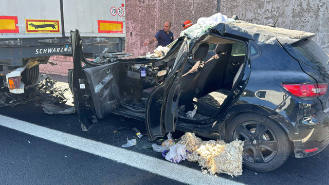 Anadolu Otoyolu'nda kaza! Tıra çarpan otomobil hurdaya döndü - Resim: 2