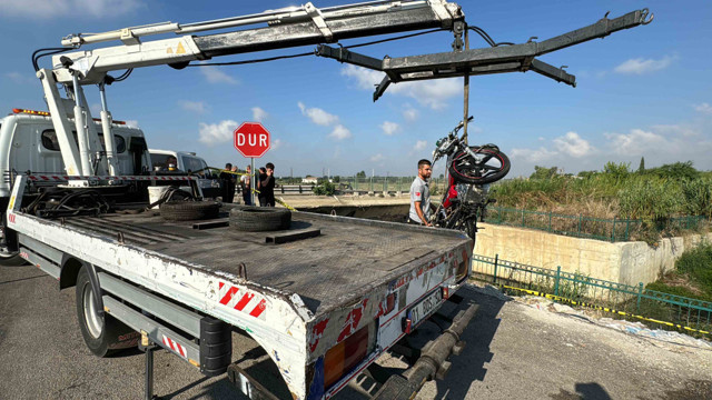 Adana'da atık su kanalına düşen motosikletteki 2 kişi öldü - Resim: 1