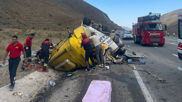 Erzincan'da üç aracın çarpıştığı kazada 4 kişi öldü, 2 kişi yaralandı - Resim: 0