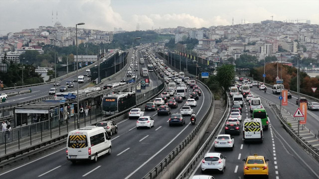 İstanbul trafiğinde okullarda uyum haftası ve haftanın ilk iş günü yoğunluğu - Resim: 0