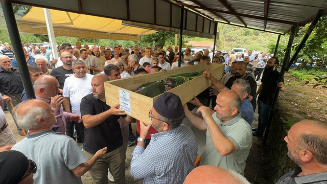 Ordu'da öğretmenin okul bahçesinde aracıyla çarpması sonucu ölen 7 yaşındaki öğrenci toprağa verildi - Resim: 0