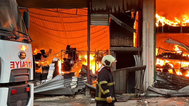 Kırtasiye malzemelerinin bulunduğu depo yanıyor! - Resim: 0