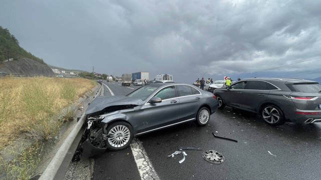 Anadolu Otoyolu'nun Bolu kesiminde zincirleme trafik kazası meydana geldi - Resim: 0