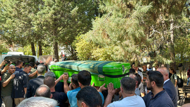 Anne, baba ve 17 yaşındaki kızlarının ölümü sevenlerini yasa boğdu! Gözyaşlarıyla uğurlandılar - Resim: 1