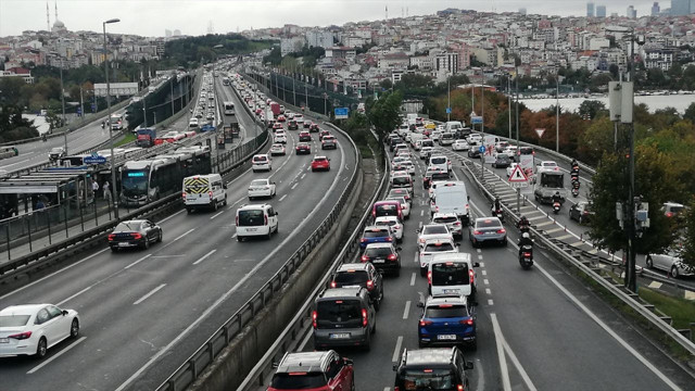 İstanbul'da haftanın ilk iş gününde trafik yoğunluğu yaşanıyor - Resim: 0