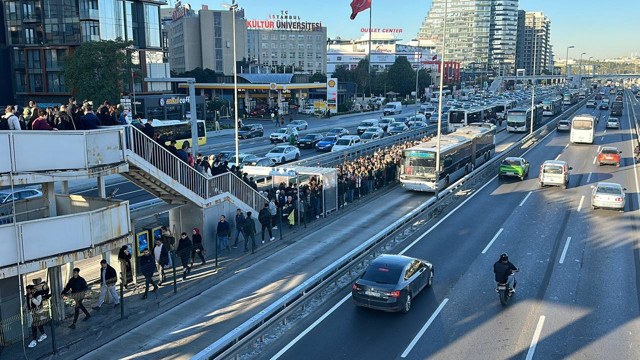 İstanbul'da haftanın ilk iş gününde trafik yoğunluğu yaşanıyor - Resim: 2