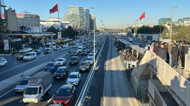 İstanbul'da haftanın ilk iş gününde trafik yoğunluğu yaşanıyor - Resim: 1