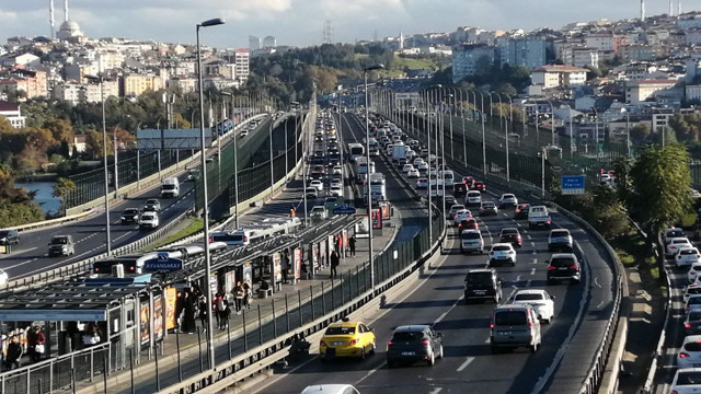 İstanbul'da haftanın ilk iş gününde trafik yoğunluğu yaşanıyor - Resim: 0