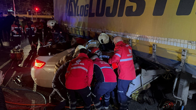 Esenyurt'ta korkunç kaza! Otomobil tırın altına girdi, sürücü... - Resim: 0