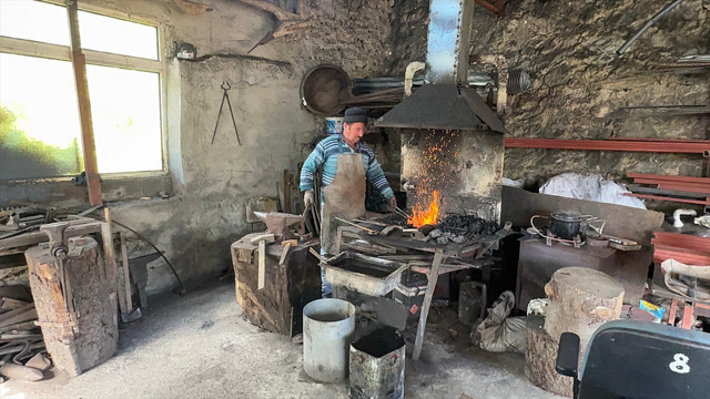 Dedesinin vasiyetini yerine getirmek için 40 yıldır demir dövüyor - Resim: 0