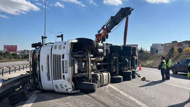 Anadolu Otoyolu'nun Kocaeli kesiminde kamyon devrildi: Trafik felç oldu - Resim: 0