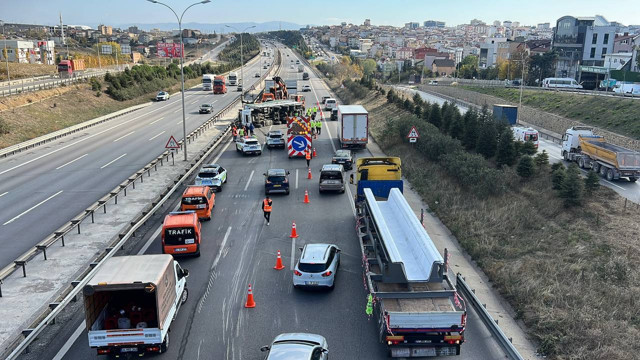 Anadolu Otoyolu'nun Kocaeli kesiminde kamyon devrildi: Trafik felç oldu - Resim: 1