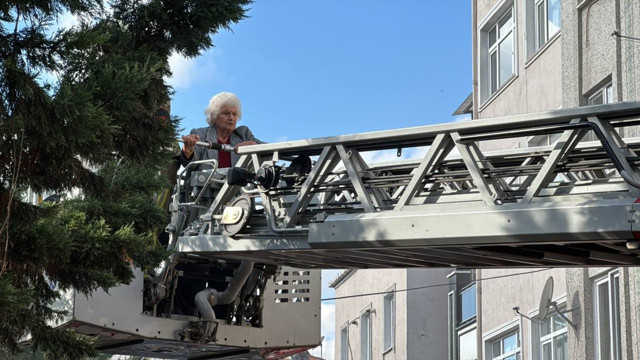 Fatih'te 4 katlı binada yangın paniği! Mahsur kalan 5 kişiyi ekipler kurtardı - Resim: 1