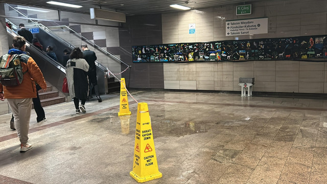 Taksim Meydanı'nda patlayan borudan fışkıran su metro istasyonuna aktı - Resim: 0