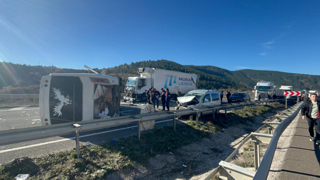 Çankırı'da üç aracın karıştığı kazada 14 kişi yaralandı - Resim: 1