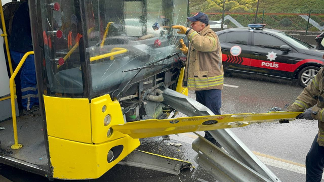 Kadıköy'de İETT otobüsü bariyere saplandı - Resim: 0