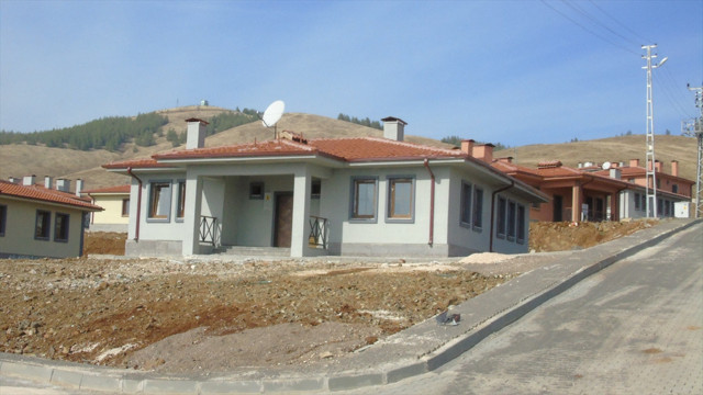 Nurdağı'nda 65 köy evinin anahtarı depremzedelere teslim edildi - Resim: 1