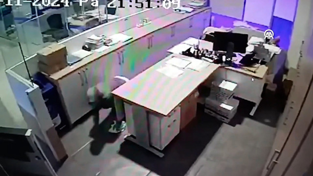 Yangın merdiveninden girdiği bankada hırsızlık yapmaya çalıştı! - Resim: 2