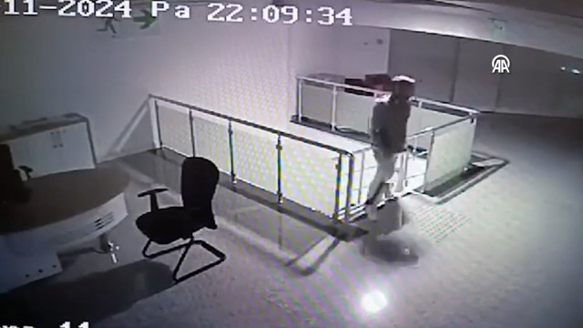 Yangın merdiveninden girdiği bankada hırsızlık yapmaya çalıştı! - Resim: 0