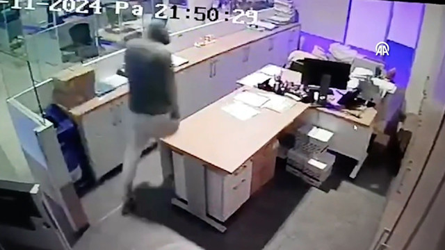 Yangın merdiveninden girdiği bankada hırsızlık yapmaya çalıştı! - Resim: 1