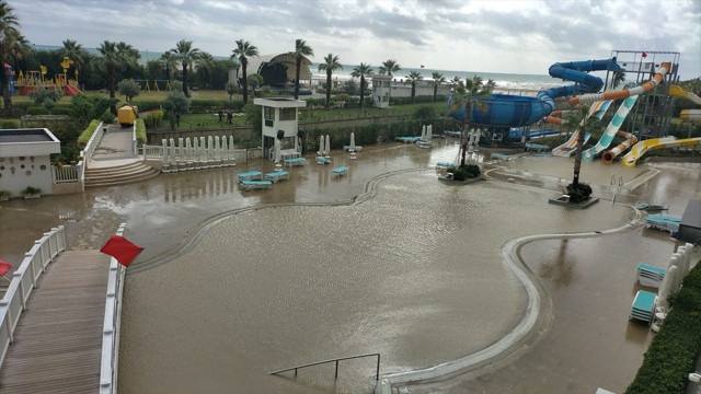 Antalya'da şiddetli yağış su baskınlarına neden oldu - Resim: 0