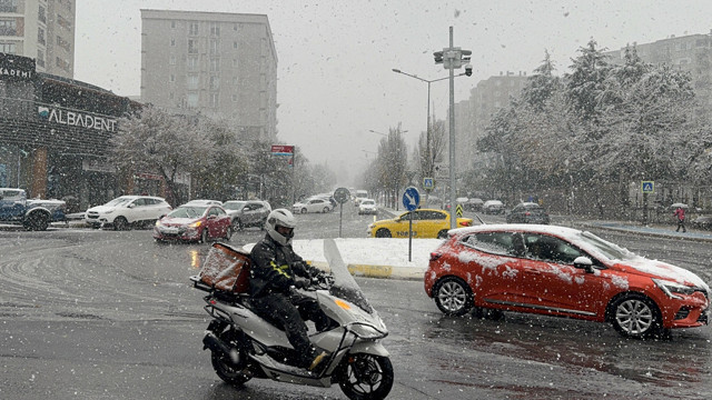 AKOM uyarmıştı! İstanbul'da mevsimin ilk kar yağışı başladı! - Resim: 0