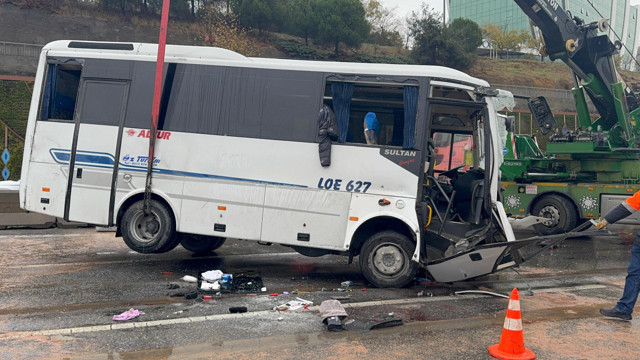 Maltepe'de kaza! Midibüs devrildi: Ölü ve yaralılar var - Resim: 0