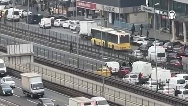 İstanbul'da D-100 kara yolunda hareketli dakikalar! Torpil patlatıp polise direndi vurularak yakalandı - Resim: 0