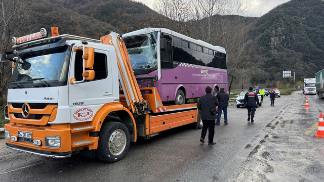 Sakarya'da zincirleme trafik kazası: 15 yaralı - Resim: 0