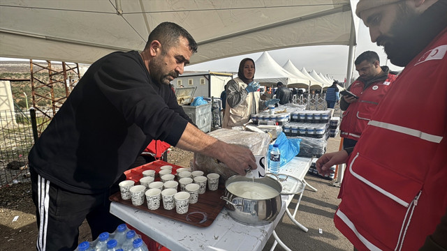Ankara'dan Hatay'a gidip sınır kapısında Suriyeli çocuklara süt dağıttı: "İnşallah ev sahipliğimizi unutmazlar" - Resim: 0