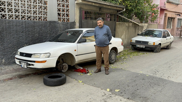 Adana'da 34 aracın lastiğini kesen 2 kişi gözaltına alındı - Resim: 1