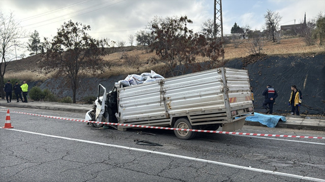 Gaziantep'te tıra çarpan kamyonetin sürücüsü öldü - Resim: 1