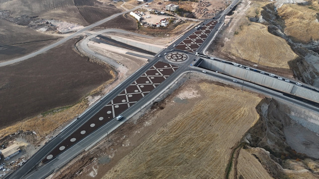 Kahta-Siverek arası 25 dakikaya düşecek! Bakan Uraloğlu: Yıllık 953 milyon lira tasarruf edeceğiz - Resim: 0