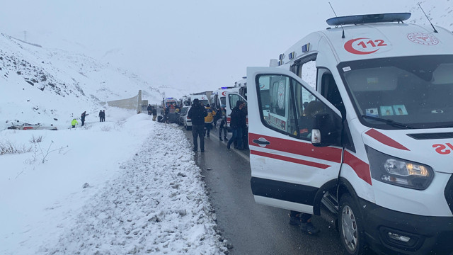 Erzincan'da yolcu otobüsü şarampole devrildi! 1 kişi öldü, 26 kişi yaralandı - Resim: 0
