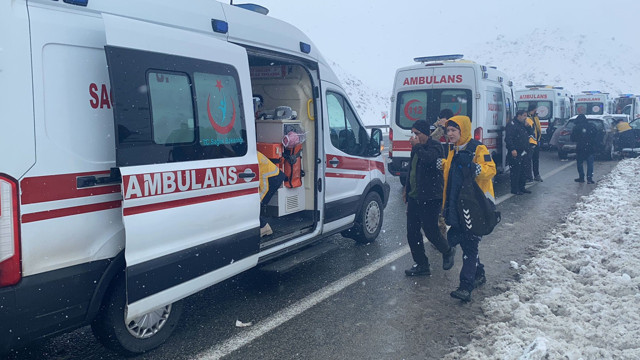 Erzincan'da yolcu otobüsü şarampole devrildi! 1 kişi öldü, 26 kişi yaralandı - Resim: 1
