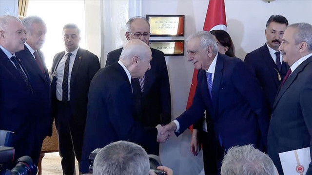 Deniz Zeyrek'ten Bahçeli-DEM görüşmesine ilişkin kulis: Bahçeli eliyle 'sakın o konuya girmeyin' demiş - Resim: 0