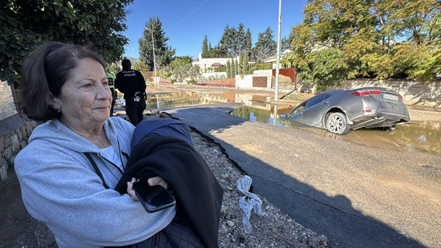 Bodrum'da otomobil, içme suyu hattının patlamasıyla oluşan çukura düştü! Sürücüyü vatandaşlar kurtardı - Resim: 2