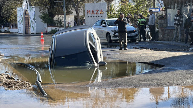 Bodrum'da otomobil, içme suyu hattının patlamasıyla oluşan çukura düştü! Sürücüyü vatandaşlar kurtardı - Resim: 1