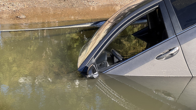 Bodrum'da otomobil, içme suyu hattının patlamasıyla oluşan çukura düştü! Sürücüyü vatandaşlar kurtardı - Resim: 0