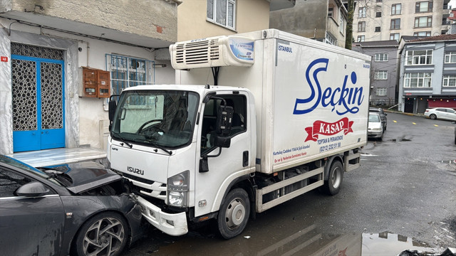Beyoğlu'nda zincirleme kazaya neden olan kamyonetin sürücüsü kaçtı - Resim: 1