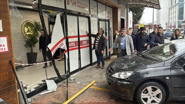 Samsun'da cipin çarptığı otomobil hastanenin acil servisine girdi - Resim: 1