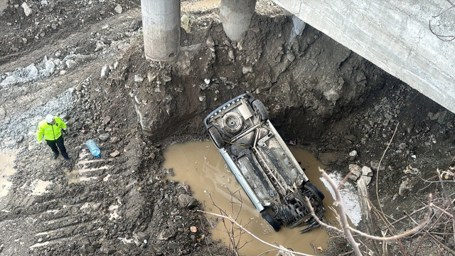 Kastamonu'da hafif ticari araç köprüden dereye uçtu - Resim: 1