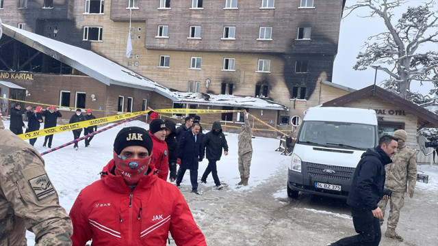 Başsavcı Cansever ve beraberindeki heyet, yanan Grand Kartal Otel'de inceleme yaptı - Resim: 1