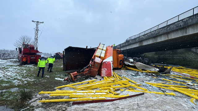 Düzce'de feci kaza! Kar küreme aracı ile tır köprüden uçtu: 2 sürücü öldü - Resim: 2