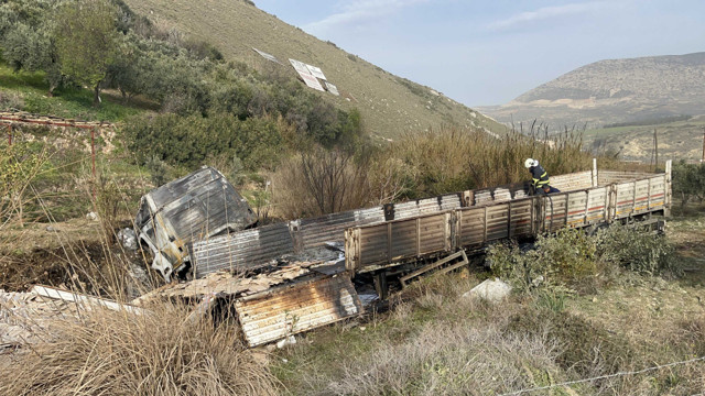 Hatay'da tırın sebze tezgahına çarptığı kazada 1 kişi öldü, 1 kişi yaralandı - Resim: 0