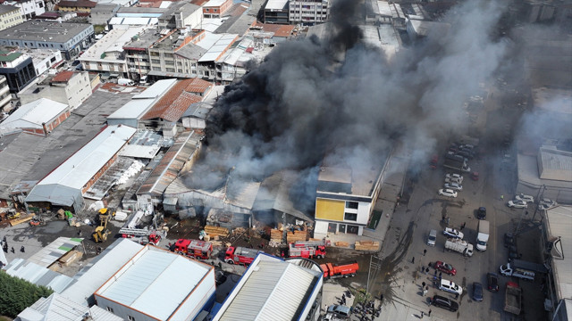 Sakarya'da mobilyacılar çarşısında yangın - Resim: 0