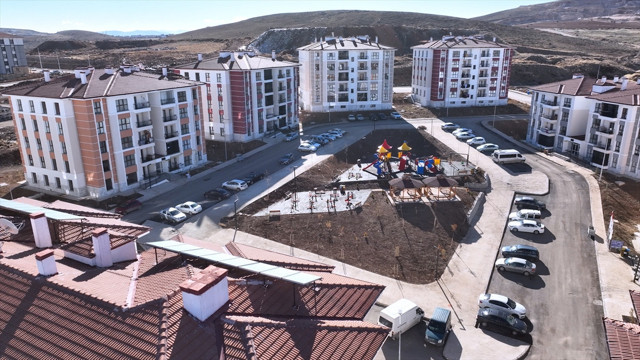 Depremzede çift yeni konutlarına yerleşti! Bakan Kurum paylaştı: Biliyoruz ki attığımız her temelde umut var - Resim: 5