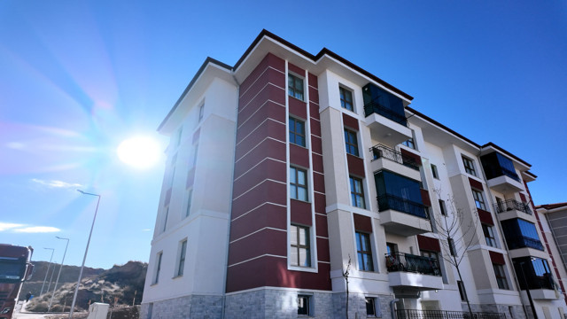 Depremzede çift yeni konutlarına yerleşti! Bakan Kurum paylaştı: Biliyoruz ki attığımız her temelde umut var - Resim: 1