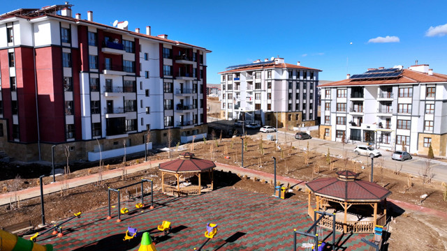 Depremzede çift yeni konutlarına yerleşti! Bakan Kurum paylaştı: Biliyoruz ki attığımız her temelde umut var - Resim: 3