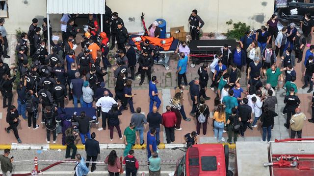 Akdeniz Üniversitesi Hastanesi Acil Servisi yangın nedeniyle tahliye edildi - Resim: 0